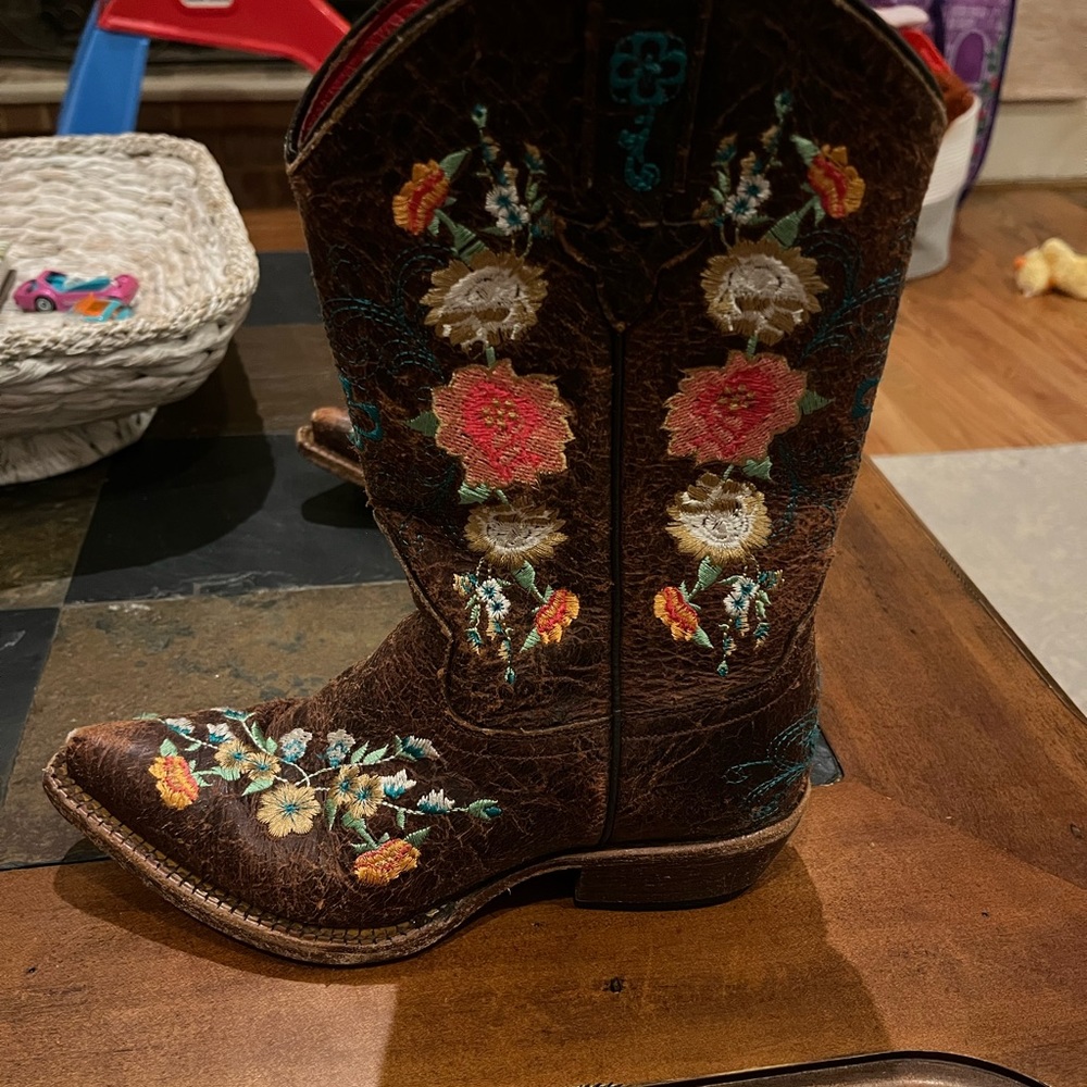 Girls’ brown/floral cowgirl boot. Size 4T. Macie Bean
